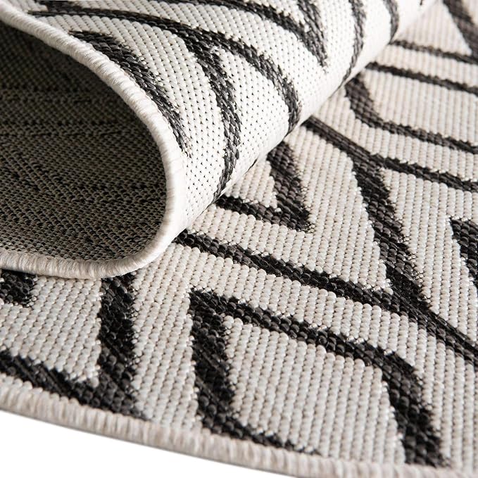 Jill Zarin Outdoor Collection Area Rug - Turks and Caicos (6' 7" Round Ivory/Black)