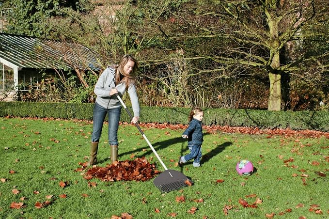 Fiskars Light Leaf Rake, 25 prongs, Width: 52 cm, Plastic prongs/Aluminium Handle, White/Brown, 1019606