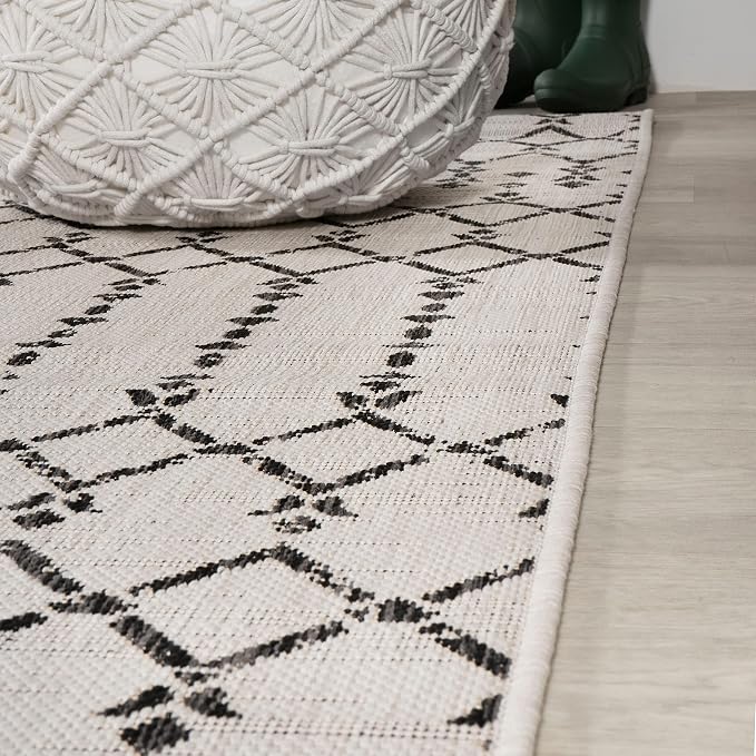 JONATHAN Y Moroccan Geometric Indoor Outdoor Round Area Rug 5 Ft Cream/Black, Ourika Textured Weave for Backyard, Patio, Porch, Easy-Cleaning, High Traffic, Pet-Friendly, Non-Shedding (SMB108I-5R)