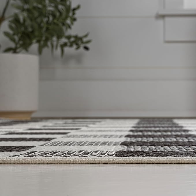 JONATHAN Y Geometric Bold Gingham Indoor Outdoor Area Rug 4X6 Black/Cream, Darcy Traditional for Backyard, Patio, Porch, Easy-Cleaning, High Traffic, Pet-Friendly, Non-Shedding (TSN201A-4)