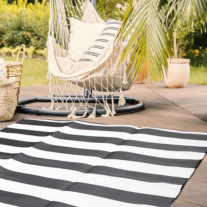Plastic Straw Rug,6'x9' Outdoor Waterproof Patio Rugs Foldable Reversible Camping Mat for Rv, Deck, Porch, Picnic, Beach, Balcony,Black & White