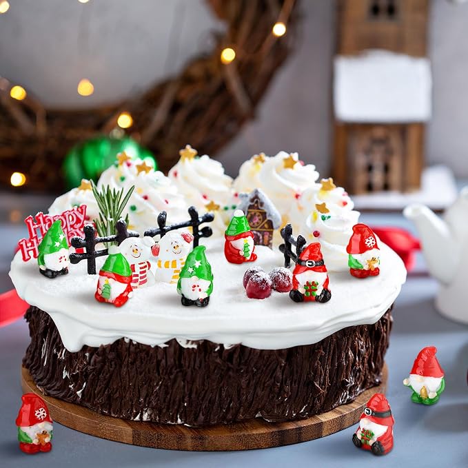 80 Pcs Christmas Mini Gnomes Green and Red Resin Christmas Miniature Gnomes Figurines Xmas Tiny Resin Statues Table Centerpieces for Patio Garden Ornament to Hide