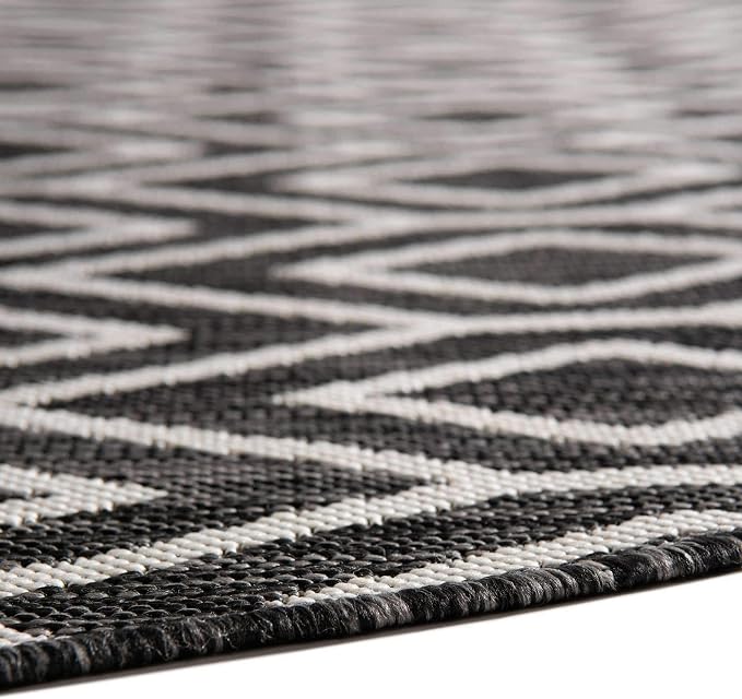 Jill Zarin Outdoor Collection Area Rug - Turks and Caicos (6' 7" Round Charcoal Gray/Ivory)