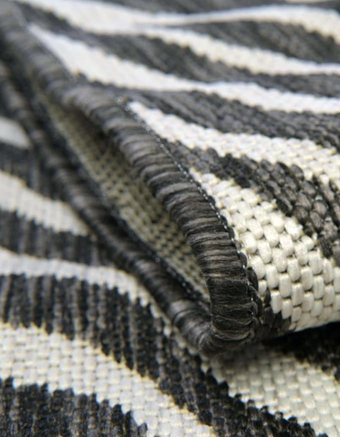 Unique Loom Outdoor Safari Collection Area Rug - Tsavo (4' 1" Round, White/ Black)