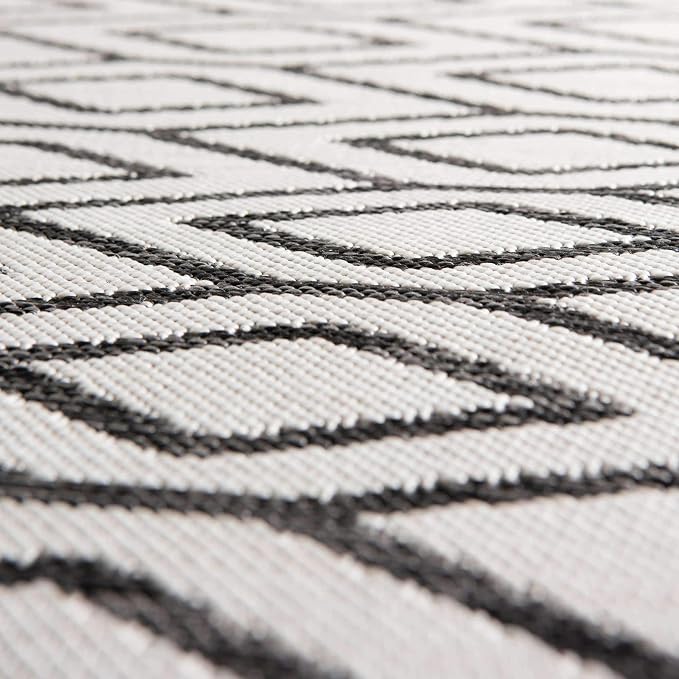 Jill Zarin Outdoor Collection Area Rug - Turks and Caicos (4' Round Ivory/Black)