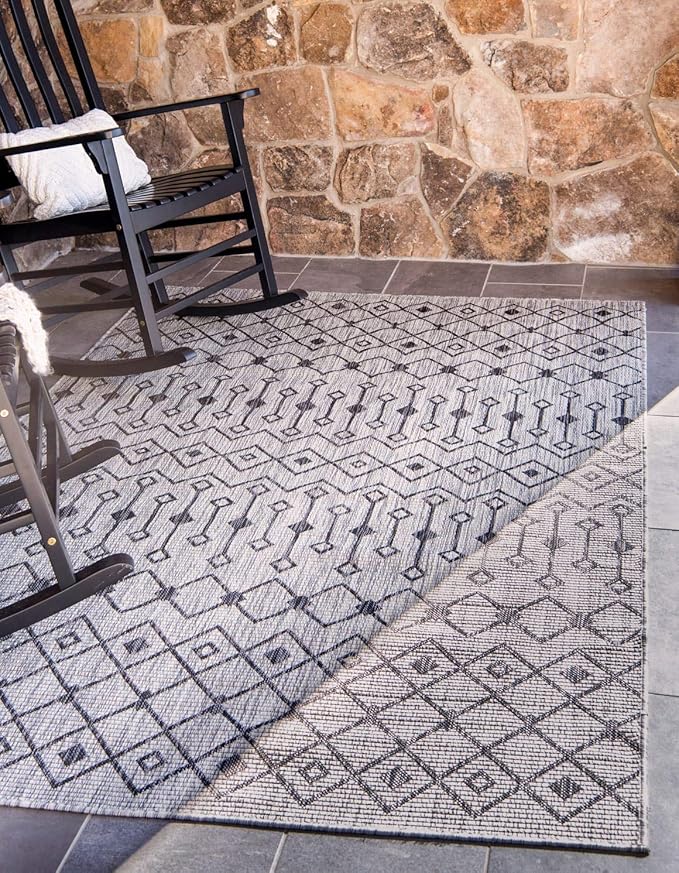 Unique Loom Outdoor Trellis Collection Area Rug - Tribal Trellis (7' 1" x 10' Rectangle, Gray/ Black)