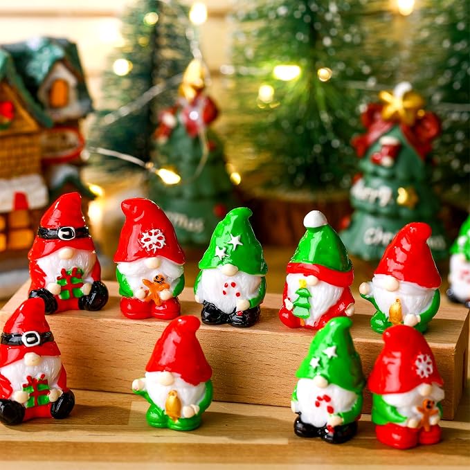 80 Pcs Christmas Mini Gnomes Green and Red Resin Christmas Miniature Gnomes Figurines Xmas Tiny Resin Statues Table Centerpieces for Patio Garden Ornament to Hide