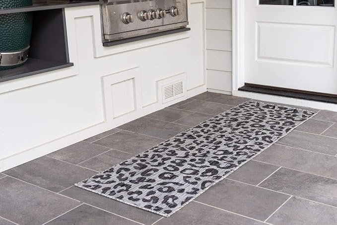 Unique Loom Outdoor Safari Collection Area Rug - Leopard (2' x 6' 1" Runner, Light Gray/ Gray)