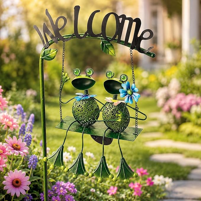 Solar Frog Garden Stake Lights Outdoor Waterproof, Frog Couple Swing Yard Light with Welcome Sign, Metal Garden Decor for Yard Pathway Porch, Garden Stake Light Gift for Women Mom (48 Inch)