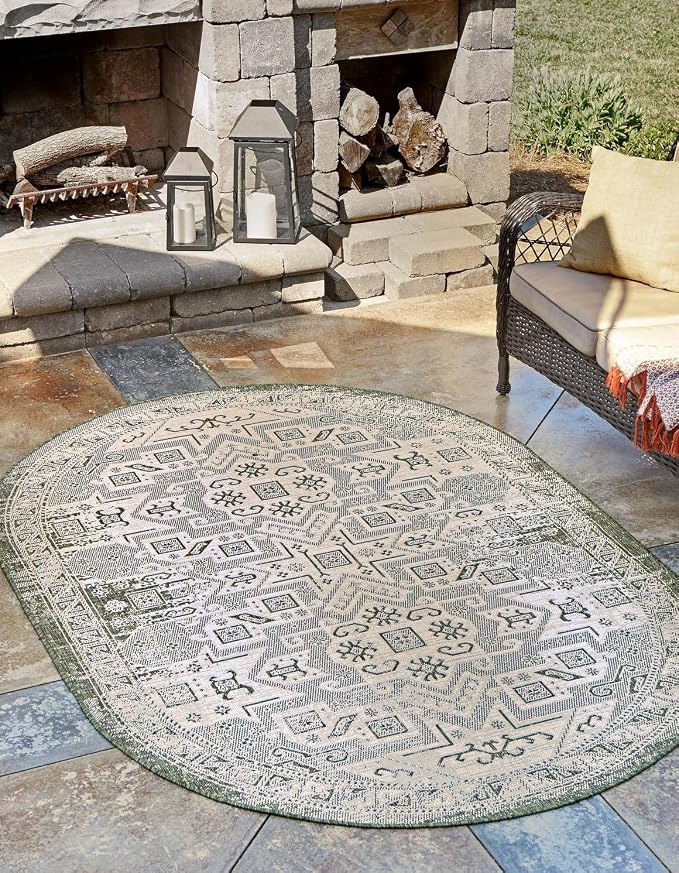 Unique Loom Outdoor Aztec Collection Area Rug - Coba (7' 10" x 10' Oval, Green/ Ivory)