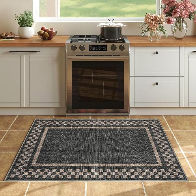 GarveeHome Small Washable Area Rug 2x3 Checkered Entry Kitchen Rug | Solid Color Scalloped Modern Bedroom Doormat Non Slip Stain Resistant Bordered Throw Carpet for Living Room Nursery, Black
