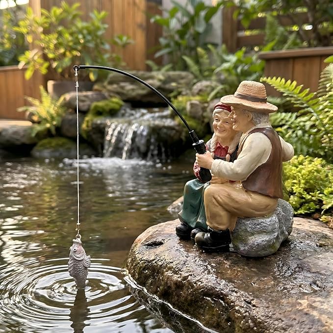 Romantic Older Couple Fishing Statue Outdoor Garden Koi Pond Decoration, Elderly Lover Fisher Figurine for Patio, Lawn & Yard Decor, Resin Garden Ornament, Old Couple Fishing Sculpture