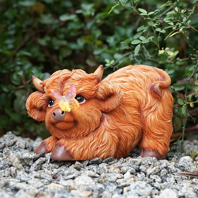 Highland Cow Solar Powered Outdoor Garden Statue, Resin Highland Cow Statue with Solar Light Lantern, Decorative Lawn, Yard Outdoor Highland Cow Decor. Unique home decorations, gifts for women