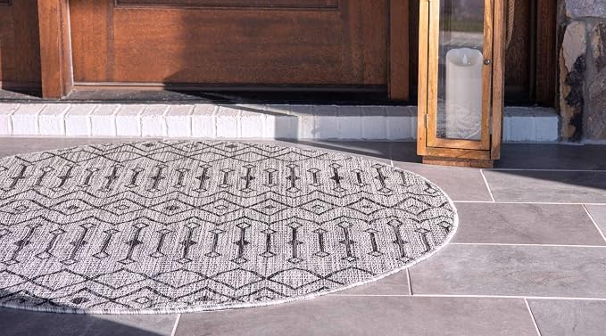 Unique Loom Outdoor Trellis Collection Area Rug - Tribal Trellis (4' 1" Round, Gray/ Black)