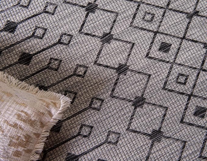Unique Loom Outdoor Trellis Collection Area Rug - Tribal Trellis (4' 1" Round, Gray/ Black)
