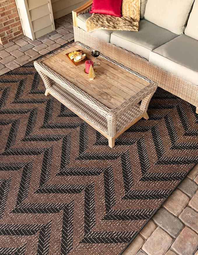Unique Loom Outdoor Modern Collection Area Rug - Chevron (4' 1" x 6' 1" Rectangle, Brown/ Black)