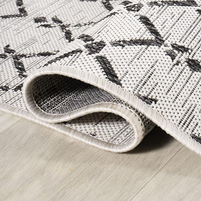 JONATHAN Y Moroccan Geometric Indoor Outdoor Square Area Rug 4X4 Cream/Black, Ourika Textured Weave for Backyard, Patio, Porch, Easy-Cleaning, High Traffic, Pet-Friendly, Non-Shedding (SMB108I-4SQ)