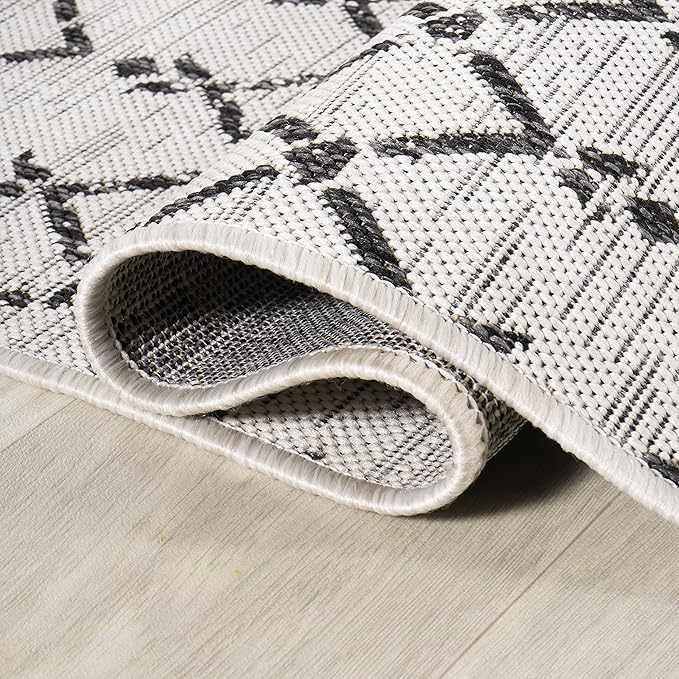 JONATHAN Y Moroccan Geometric Indoor Outdoor Round Area Rug 9 Ft Cream/Black, Ourika Textured Weave for Backyard, Patio, Porch, Easy-Cleaning, High Traffic, Pet-Friendly, Non-Shedding (SMB108I-9R)