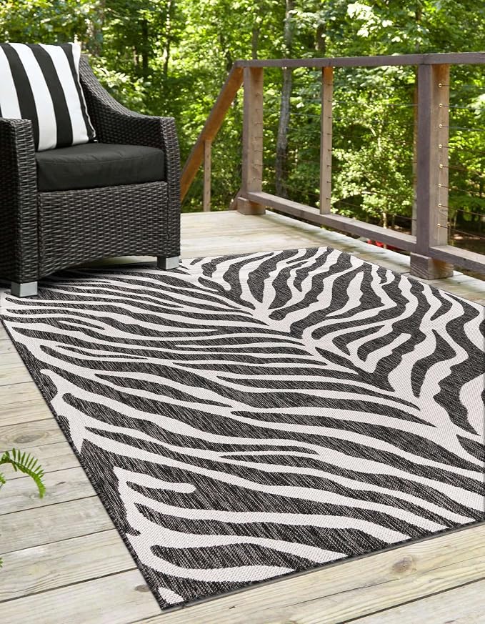 Unique Loom Outdoor Safari Collection Area Rug - Tsavo (5' 3" x 8' Rectangle, White/ Black)