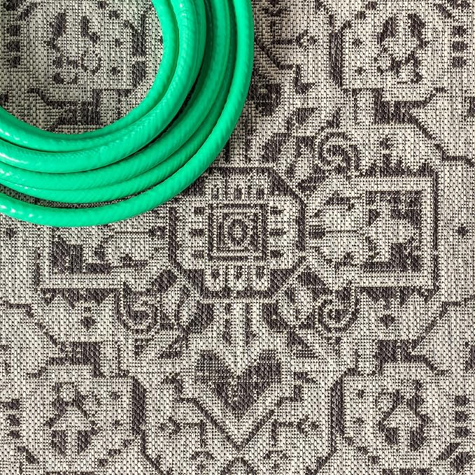 JONATHAN Y Medallion Weave Indoor Outdoor Square Area Rug 5X5 Gray/Black, Sinjuri Textured for Backyard, Patio, Porch, Easy-Cleaning, High Traffic, Pet-Friendly, Non-Shedding (SMB101D-5SQ)