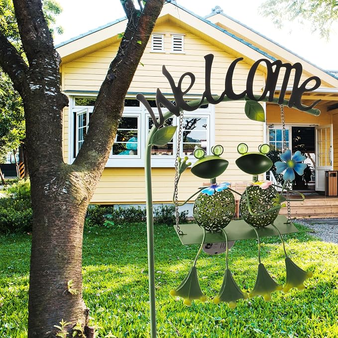 Solar Frog Garden Stake Lights Outdoor Waterproof, Frog Couple Swing Yard Light with Welcome Sign, Metal Garden Decor for Yard Pathway Porch, Garden Stake Light Gift for Women Mom (48 Inch)